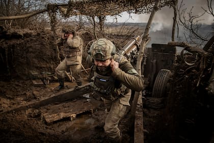 Soldados ucranianos abren fuego con un cañón de 105mm contra fuerzas rusas cerca de Avdiivka