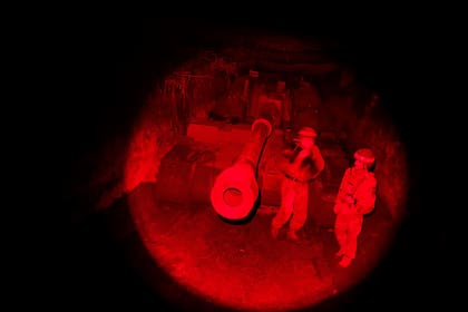 Soldados ucranianos al lado de una pieza de artillería en la región de Donetsk en Ucrania, el 23 de diciembre del 2024. (AP foto/Evgeniy Maloletka)