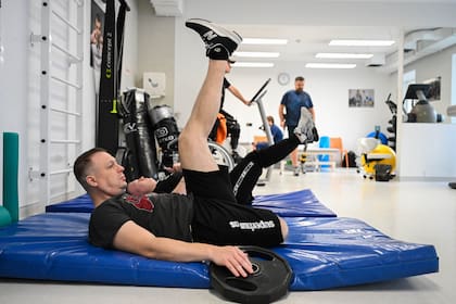 Soldados ucranianos amputados en el frente se rehabilitan en el centro Superhumans de Lviv