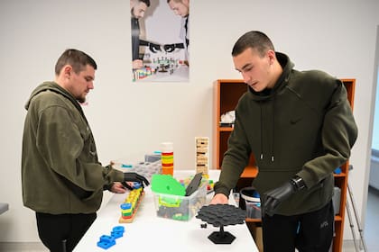 Soldados ucranianos amputados en el frente se rehabilitan en el centro Superhumans de Lviv