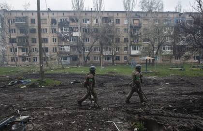 Soldados ucranianos caminan en una zona de las batallas más intensas en Bakhmut, región de Donetsk, Ucrania, viernes 21 de abril de 2023.
