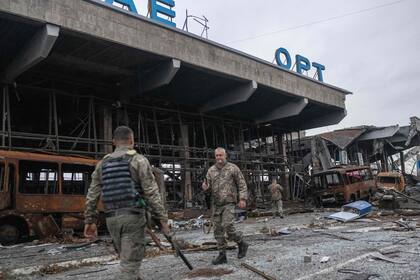 Soldados ucranianos caminan frente al edificio destruido del Aeropuerto Internacional de Kherson  