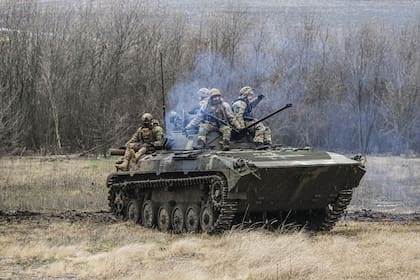 Soldados ucranianos con un blindado realizan entrenamiento de combate en la región de Zaporiyia, Ucrania, 24 de enero de 2023. (AP Foto/Kateryna Klochko)