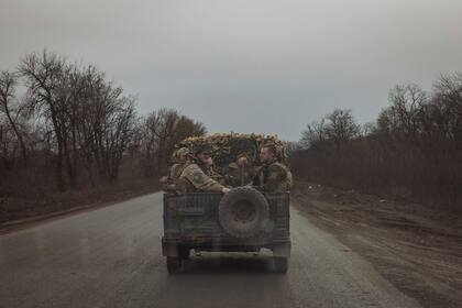 Soldados ucranianos conducen en un vehículo militar por una carretera cerca de la ciudad de Chasiv Yar, región de Donetsk, en medio de la invasión de Rusia a Ucrania. 