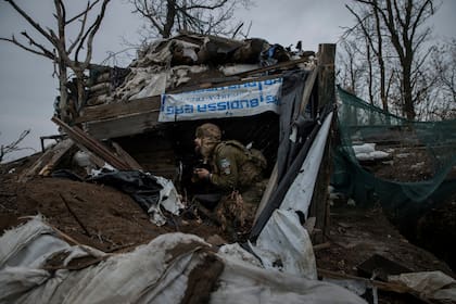 Soldados ucranianos de la 79ª Brigada de Asalto Aéreo en una posición no muy alejada de las fuerzas rusas en una zona de Marinka, en el este de Ucrania, el 26 de febrero de 2023. 