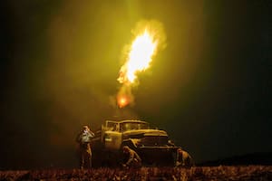 Soldados ucranianos de la unidad de defensa aérea de la 59ª brigada disparan contra drones de ataque rusos en la región de Dnipropetrovsk