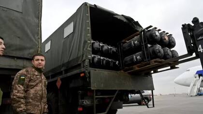 Soldados ucranianos descargan sistemas antitanque Javelin antes de la invasión rusa