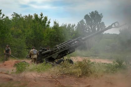 Soldados ucranianos disparan contra posiciones rusas desde un obús M777 suministrado por Estados Unidos en la región de Donetsk, en el este de Ucrania, el 18 de junio de 2022
