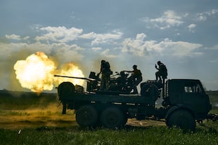 Soldados ucranianos disparan un cañón cerca de Bakhmut, una ciudad oriental donde se han librado feroces batallas contra las fuerzas rusas, en la región de Donetsk, Ucrania, el lunes 15 de mayo de 2023.