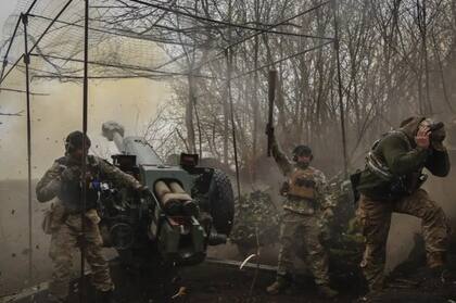 Soldados ucranianos disparan un obús D-30 en la línea del frente cerca de Bakhmut, región de Donetsk, Ucrania, miércoles 19 de abril de 2023.