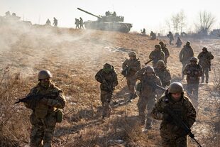 Soldados ucranianos durante un ejercicio de guerra en la zona de Kharkiv 