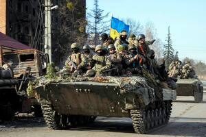 Soldados ucranianos en la ciudad de Trostsyanets, a unos 400 km al este de la capital, Kiev, Ucrania, el lunes 28 de marzo de 2022