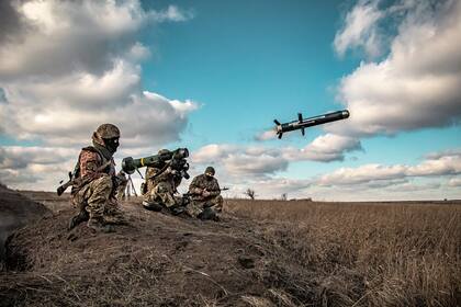 Soldados ucranianos en maniobras militares en la región de Donetsk, Ucrania, el 23 de diciembre de 2021