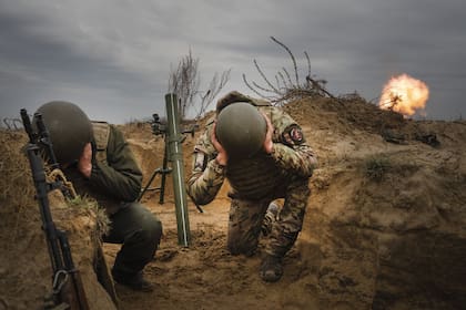 Soldados ucranianos, en un entrenamiento militar. (AP/Efrem Lukatsky)