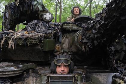 Soldados ucranianos en un tanque recorren la ruta hacia sus posiciones cerca de Bakhmut, región de Donetsk, Ucrania, martes 23 de mayo de 2023.