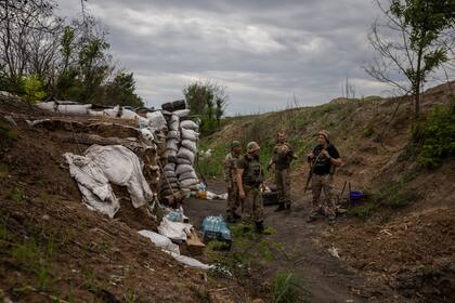 Soldados ucranianos en una posición atrincherada cerca del frente de Kherson en septiembre de 2022.
