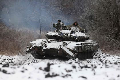 Soldados ucranianos en una posición cerca de Bakhmut, en Donetsk. (Anatolii STEPANOV / AFP)