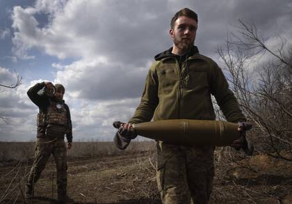 Soldados ucranianos en una posición cerca de Bakhmut. (AP/Efrem Lukatsky)