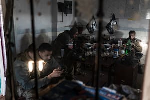 Soldados ucranianos en una posición en Bakhmut. (Diego Herrera Carcedo/Anadolu via Getty Images)