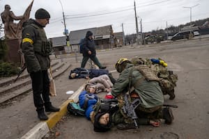 El momento en que civiles ucranianos fueron bombardeados por las tropas rusas