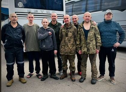 Soldados ucranianos liberados por Rusia el 24 de agosto de 2025