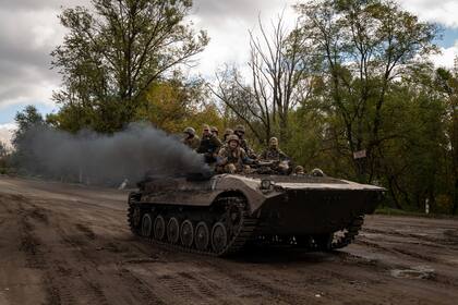 Soldados ucranianos montan un vehículo militar cerca del río Oskil en el este de Ucrania el lunes 3 de octubre de 2022. Los oficiales instalados por Rusia han reconocido que están perdiendo terreno tanto en el este como en el sur, mientras las tropas ucranianas intentan extender una racha de éxitos en el campo de batalla.