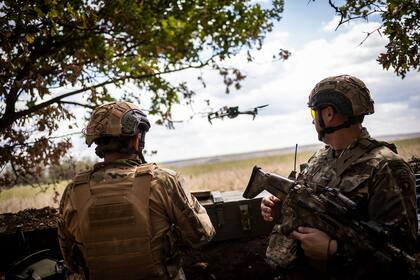Soldados ucranianos operan un dron en la región de Kherson