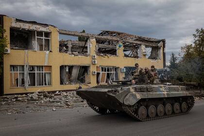 Soldados ucranianos patrullan por la ciudad de Kupiansk, en la región ucraniana de Kharkiv.