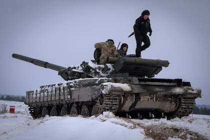 Soldados ucranianos practican en un tanque durante un entrenamiento (AP Foto/Efrem Lukatsky, archivo)