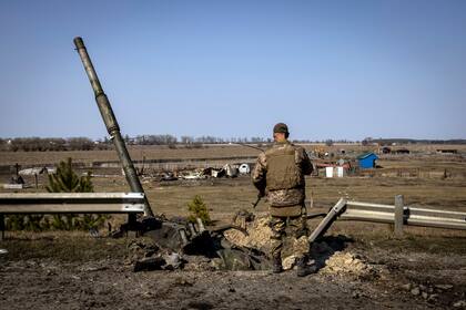 Soldados ucranianos que destruyeron un tanque ruso con misiles Javelin en la región de Kiev. (Ivor Prickett/The New York Times)