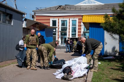 Soldados ucranianos recogen los cuerpos de las víctimas del ataque a la estación de Kramatorsk en abril pasado