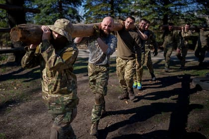 Soldados ucranianos se entrenan en la región de Kiev, Ucrania, el 9 de abril de 2024.   (Foto AP/Vadim Ghirda)