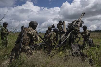 Soldados ucranianos se preparan para disparar contra las posiciones rusas desde un obús M777 suministrado por Estados Unidos en la región de Kharkiv, Ucrania, el 14 de julio de 2022. 