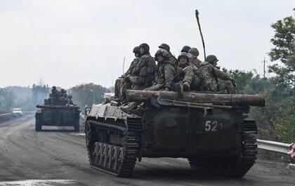 Soldados ucranianos sentados en vehículos de combate de infantería mientras conducen cerca de Izyum. (Foto Archivo de Juan BARRETO / AFP)