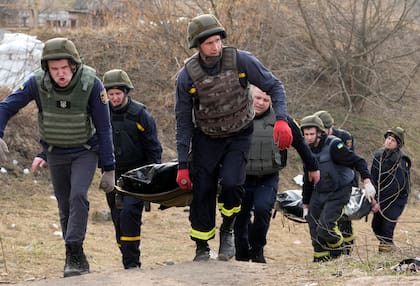 Soldados ucranianos trasladan los cuerpos de civiles muertos por las fuerzas rusas en Irpin