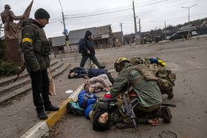 La historia detrás de la foto de una madre y sus hijos que murieron junto a un puente en Ucrania