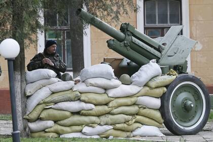 Soldados ucranianos vigilan junto a vehículos blindados la base naval de Simferópol, capital de Crimea