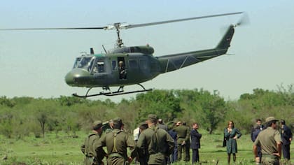 Soldados uruguayos, ayudados por un helicóptero, inspeccionan el lugar de la caída del avión