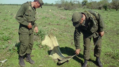Soldados uruguayos inspeccionan un fragmento del avión