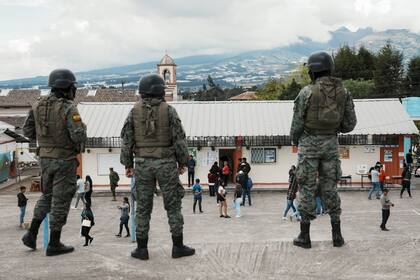 Soldados vigilan un colegio electoral durante las elecciones presidenciales anticipadas en Ayora, Ecuador