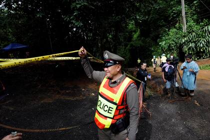 Soldados y rescatistas tailandeses buscan a los niños desaparecidos en el complejo de Tham Luang