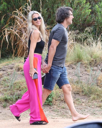 Soledad Fandiño y su novio almorzaron en un resto junto a la playa junto a un grupo de amigos