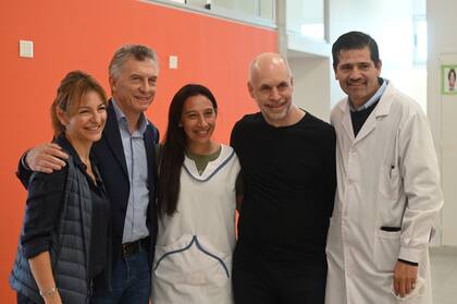 Soledad Acuña, Mauricio Macri y Horacio Rodríguez Larreta con docentes de una escuela del barrio porteño de Pompeya