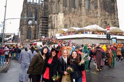 Soledad Álvarez (tercera desde la izquierda) es ingeniera química, oriunda de la provincia de Santa Fe; se radicó en Colonia, a 600 km de Berlín, porque allí viven muchos argentinos, como las tres jóvenes de la foto, con quienes participó de los festejos de Carnaval