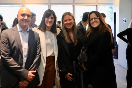 Soledad Bereciartúa (Stellantis) y Soledad Carranza (Mercedes-Benz) junto a parte del equipo de LA NACION