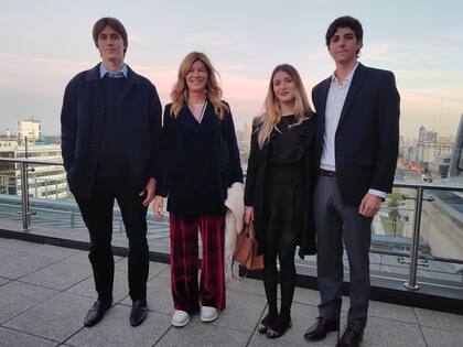 Soledad Costantini junto a sus hijos Joaquín, Candelaria y Ramiro Muniz Barreto