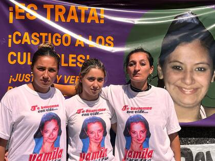 Soledad Cuello (der.) junto a su hermana Karen y Ludmila, su hija, durante una de las movilizaciones por la búsqueda de su hermana