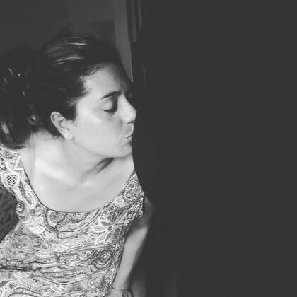 Soledad dándole un beso a la panza de Roxana, embarazada de Isabella