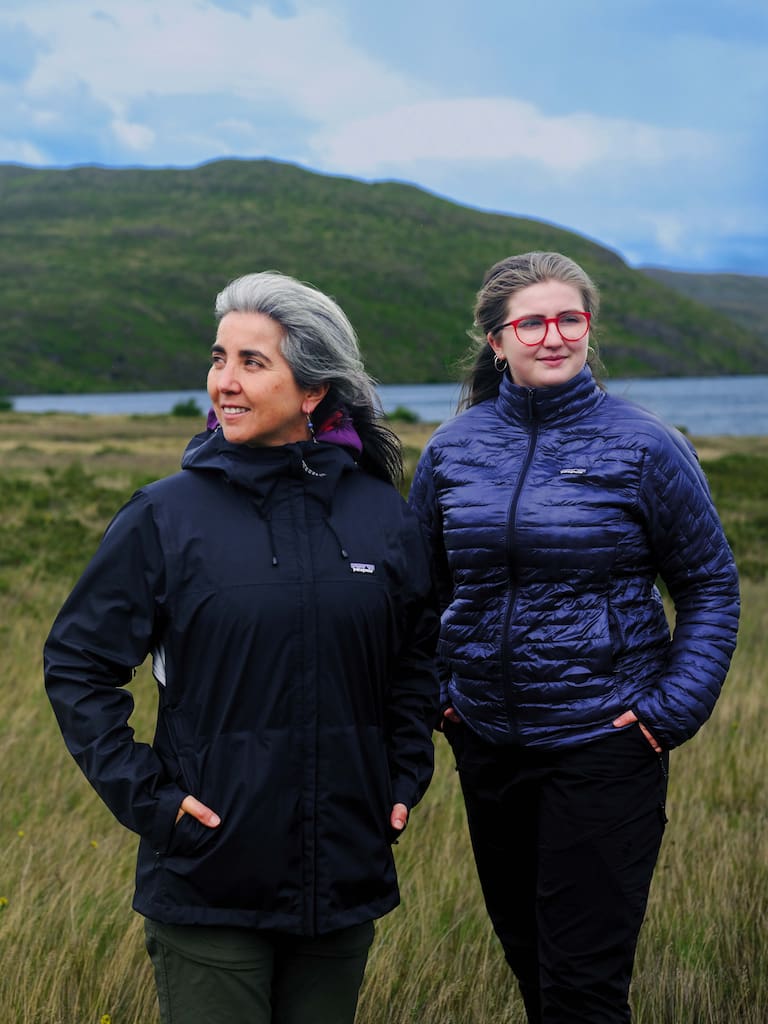 Un ramillete de digüeñes, un hongo comestible endémico del centro-sur de Chile. Soledad de la Cuadra y su hija, Maya. Fotos: Nicolás Janowski