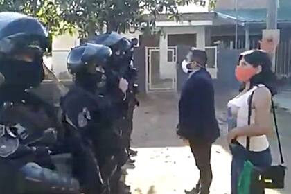 La diputada Soledad Díaz García, discutiendo con la policía antes de ser detenida